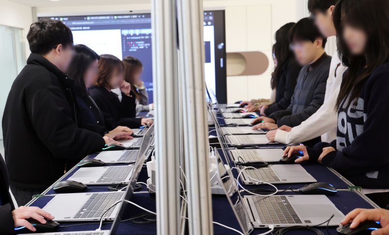[부산=뉴시스] 하경민 기자 = 올해 3월 도입을 앞둔 'AI 디지털교과서 상설 전시회'가 열린 18일 부산 북구 SW·AI교육거점센터에서 지역 교사들이 AI 디지털교과서를 살펴보고 있다. 2025.02.18. yulnetphoto@newsis.com