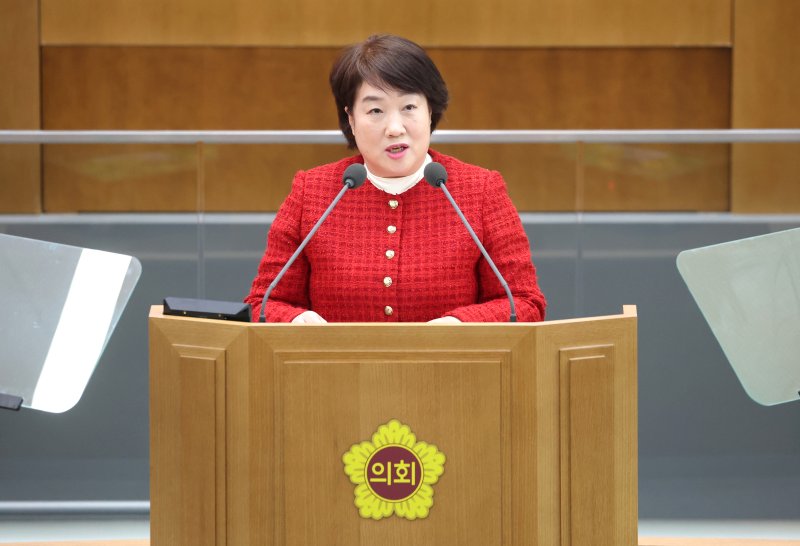 [수원=뉴시스] 경기도의회 국민의힘 지미연 의원이 20일 제382회 임시회 제3차 본회의에서 더불어민주당 이재명 대표가 경기도지사 시절 시행된 '극저신용대출' 관련 5분 자유발언을 하고 있다. (사진=경기도의회 제공) 2025.02.20. photo@newsis.com *재판매 및 DB 금지