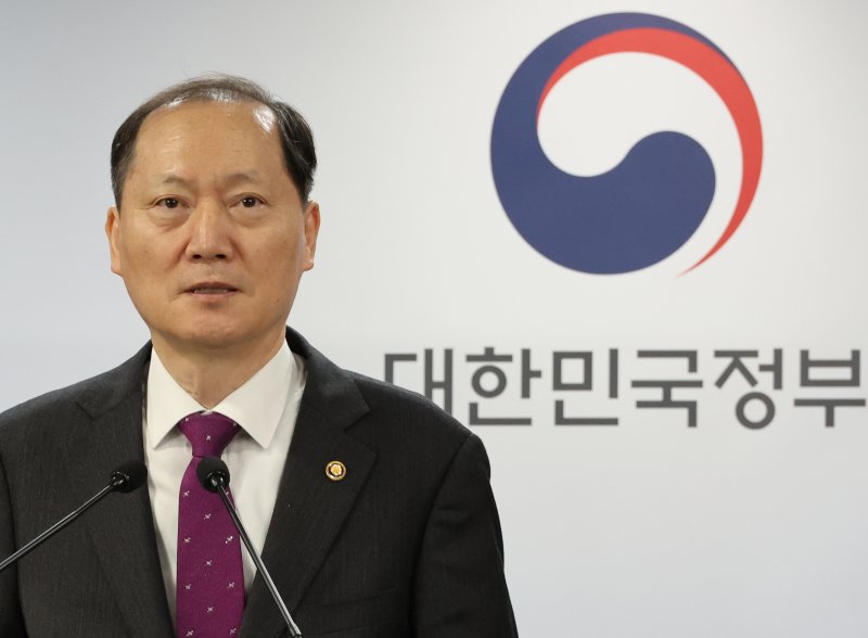 [서울=뉴시스] 김명원 기자 = 이완규 법제처장이 지난 7일 서울 종로구 정부서울청사에서 2024년 법제처 주요정책 추진계획 브리핑을 하고 있다. 2024.02.08. kmx1105@newsis.com