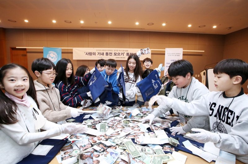 "승객들이 기부해 주신 동전, 지폐를 같이 세 봐요" (출처=연합뉴스)