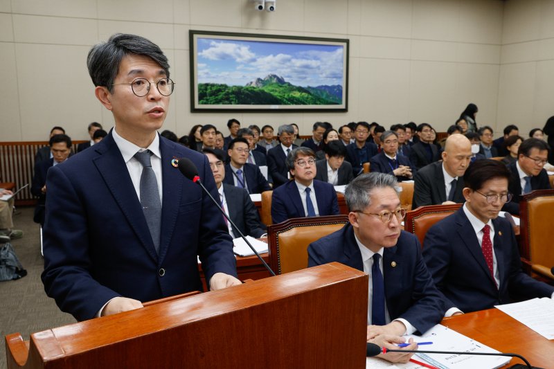 김완섭 환경부 장관이 20일 서울 여의도 국회에서 열린 환경노동위원회 제422회국회(임시회) 제1차 전체회의에 출석해 가습기살균제 관련 정부 대책을 발표하고 있다. 2025.2.20/뉴스1 ⓒ News1 안은나 기자