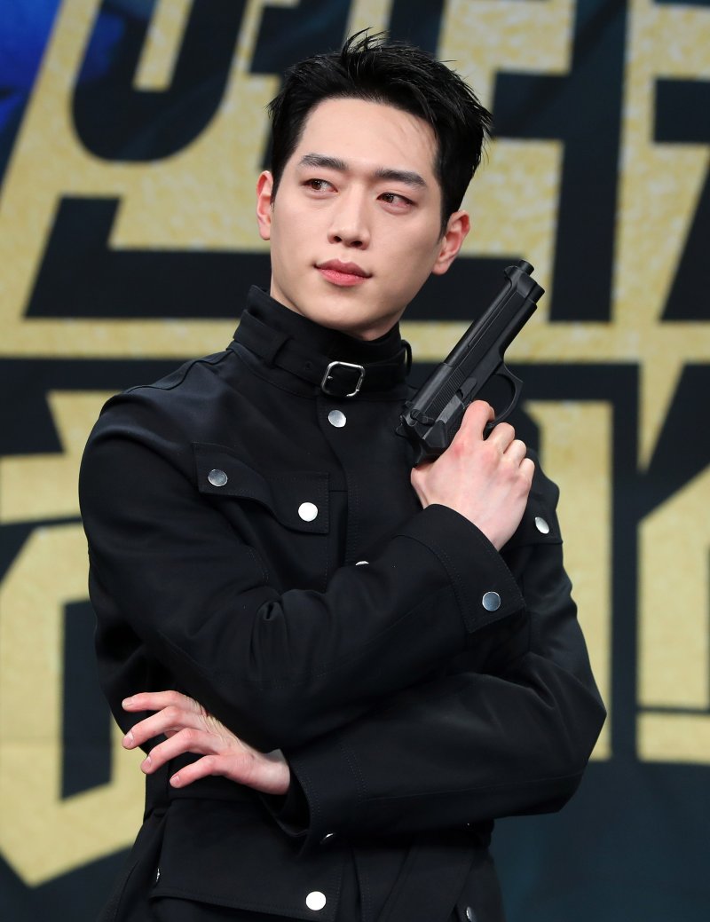 [서울=뉴시스] 김혜진 기자 = 배우 서강준이 20일 오후 서울 마포구 MBC사옥에서 열린 MBC 금토드라마 '언더커버 하이스쿨' 제작발표회에서 포즈를 취하고 있다. 2025.02.20. jini@newsis.com
