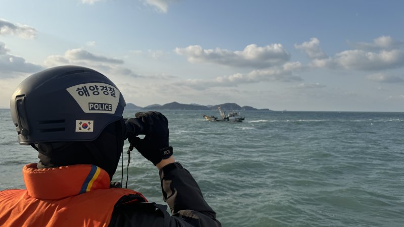 [부안=뉴시스] 20일 전북 부안해경이 지난 13일 발생한 어선 화재 실종자 수색 작업을 일주일째 진행하고 있다. (사진=부안해경 제공) 2025.02.20. photo@newsis.com *재판매 및 DB 금지