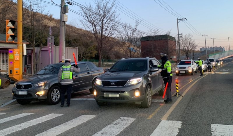 경북 포항북부경찰서는 20일 북구 흥해읍 달전과 양서초등학교 앞 스쿨존에서 실시한 교통법규위반 단속에서 음주운전 3건 등 총 8건의 법규위반을 적발했다. (포항북부경찰서제공, 재판매 및 DB 금지) 2025.2.20/뉴스1