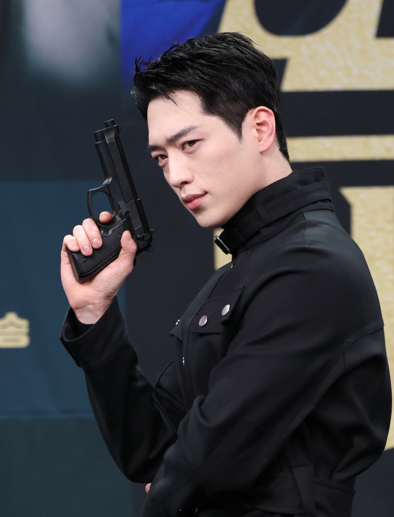 배우 서강준이 20일 오후 서울 마포구 상암 MBC에서 열린 MBC 금토드라마 '언더커버 하이스쿨' 제작발표회에 참석해 포즈를 취하고 있다. '언더커버 하이스쿨'은 배우 서강준의 전역 후 복귀작으로 화제를 모은 작품으로 고종 황제의 사라진 금괴의 행방을 쫓기 위해 고등학생으로 위장 잠입한 국정원 요원의 좌충우돌 N차 고딩 활약기를 담은 작품이다. 2025.2.20/뉴스1 ⓒ News1 권현진 기자