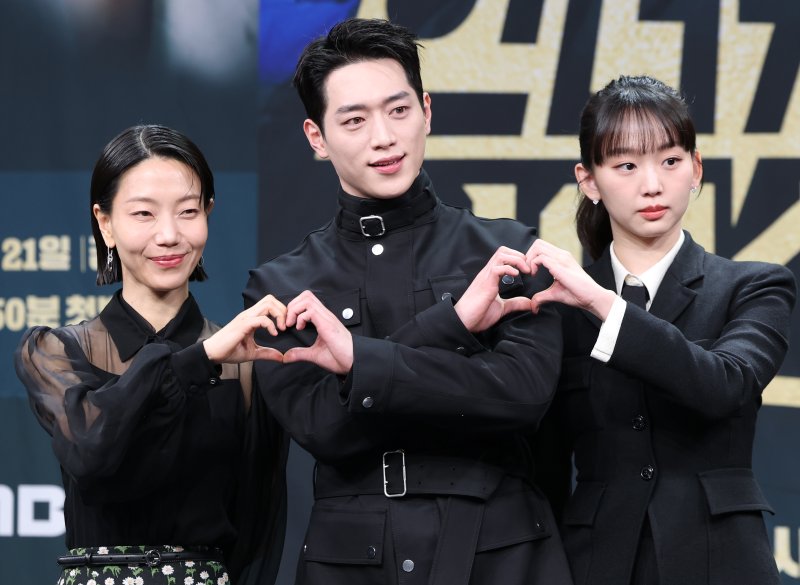 배우 김신록(왼쪽부터)과 서강준, 진기주가 20일 오후 서울 마포구 상암 MBC에서 열린 MBC 금토드라마 '언더커버 하이스쿨' 제작발표회에 참석해 포즈를 취하고 있다. '언더커버 하이스쿨'은 배우 서강준의 전역 후 복귀작으로 화제를 모은 작품으로 고종 황제의 사라진 금괴의 행방을 쫓기 위해 고등학생으로 위장 잠입한 국정원 요원의 좌충우돌 N차 고딩 활약기를 담은 작품이다. 2025.2.20/뉴스1 ⓒ News1 권현진 기자