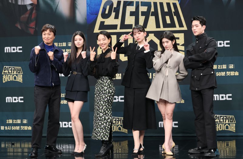 배우 전배수(왼쪽부터)와 김민주, 김신록, 진기주, 박세현, 서강준이 20일 오후 서울 마포구 상암 MBC에서 열린 MBC 금토드라마 '언더커버 하이스쿨' 제작발표회에 참석해 포즈를 취하고 있다. '언더커버 하이스쿨'은 배우 서강준의 전역 후 복귀작으로 화제를 모은 작품으로 고종 황제의 사라진 금괴의 행방을 쫓기 위해 고등학생으로 위장 잠입한 국정원 요원의 좌충우돌 N차 고딩 활약기를 담은 작품이다. 2025.2.20/뉴스1 ⓒ News1 권현진 기자