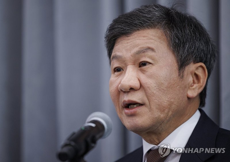 취재진 질문에 답하는 정몽규 대한축구협회장 (출처=연합뉴스)