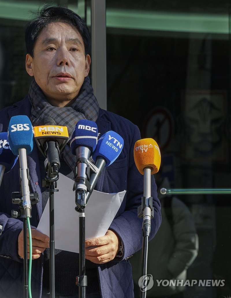 질문에 답하는 신문선 축구협회장 후보 (출처=연합뉴스)
