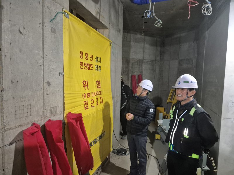 [대구=뉴시스] 대구서부고용노동지청은 단열재 등 마감공사가 진행 중인 건설공사 등 화재 고위험 건설 현장에 대해 긴급 점검에 착수했다. (사진=대구서부고용노동지청 제공) 2025.02.20. photo@newsis.com *재판매 및 DB 금지
