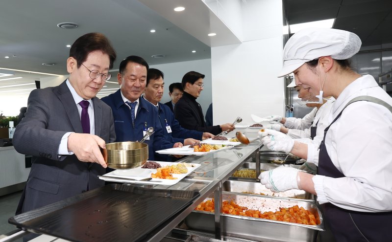 이재명 더불어민주당 대표가 20일 오전 충남 아산시 현대자동차 아산공장 구내식당에서 이동석 사장 등과 배식을 받고 있다. 2025.2.20/뉴스1 ⓒ News1 김민지 기자