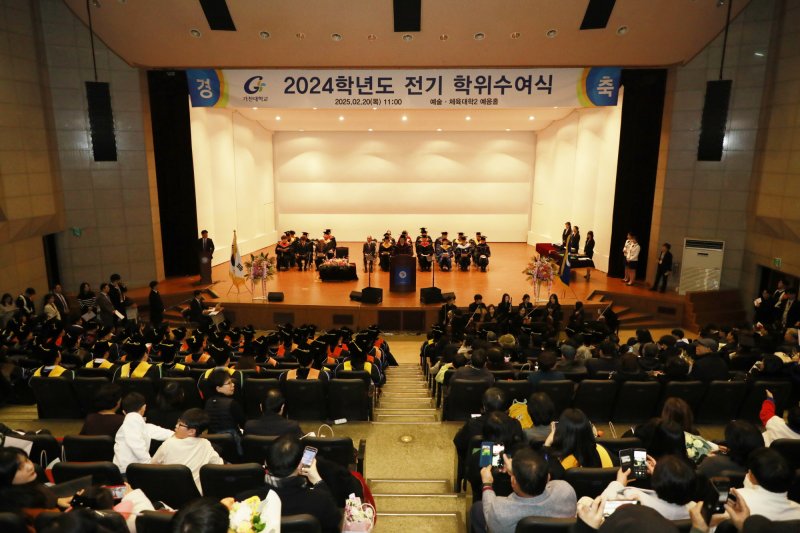 [성남=뉴시스] 가천대학교 학위수여식에서 이길여 총장이 축사를 하고 있다. (사진=가천대 제공) 2025.02.20. photo@newsis.com