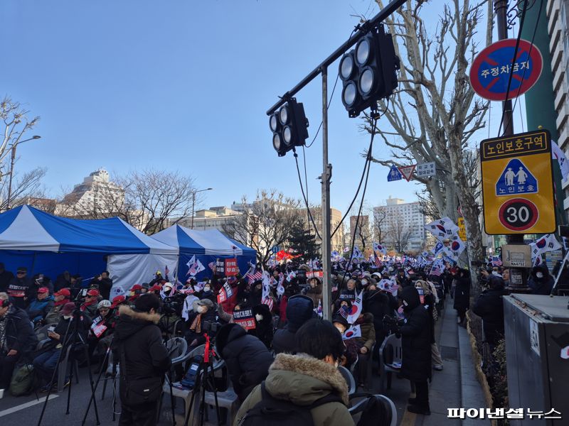 [르포]"사법부 해체해야" 尹 10차 변론 헌재에 모인 지지자들