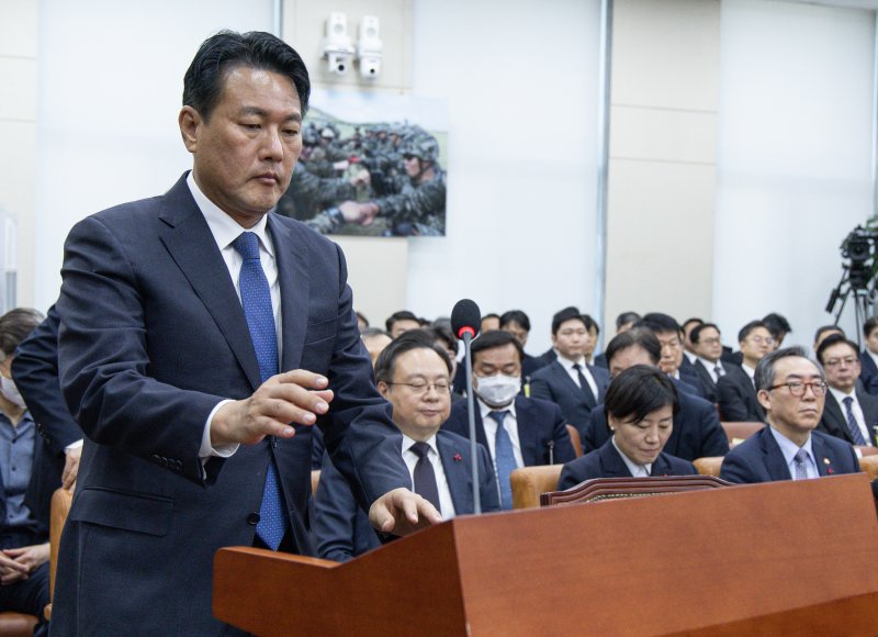 김태효 국가안보실 제1차장이 15일 오전 서울 여의도 국회에서 열린 윤석열 정부의 비상계엄 선포를 통한 내란 혐의 진상규명 국정조사특별위원회에서 의원 질의에 답변하기 위해 발언대로 향하고 있다. 2025.1.15/뉴스1 ⓒ News1 이재명 기자