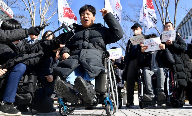 [광주=뉴시스] 변재훈 기자 = 20일 광주 동구 광주법원종합청사 앞에서 '시외고속버스 휠체어 탑승설비 도입' 관련 차별 구제소송에서 일부 승소한 광주장애인차별철폐연대 소속 배영준가운데) 활동가가 입장을 발표하고 있다.광주지법 제14민사부는 이날 장애인 5명이 국가·광주시·금호고속(금호익스프레스)에 낸 차별 구제 소송에서 원고 일부 승소 판결을 했다. 운수사가 오는 2040년까지 향후 15년간 시외버스 노선에 휠체어 탑승설비를 신규 도입 버스를 단계적으로 확충하라고 주문했으나, 국가와 지자체에 대한 장애인들의 청구는 기각했다. 20
