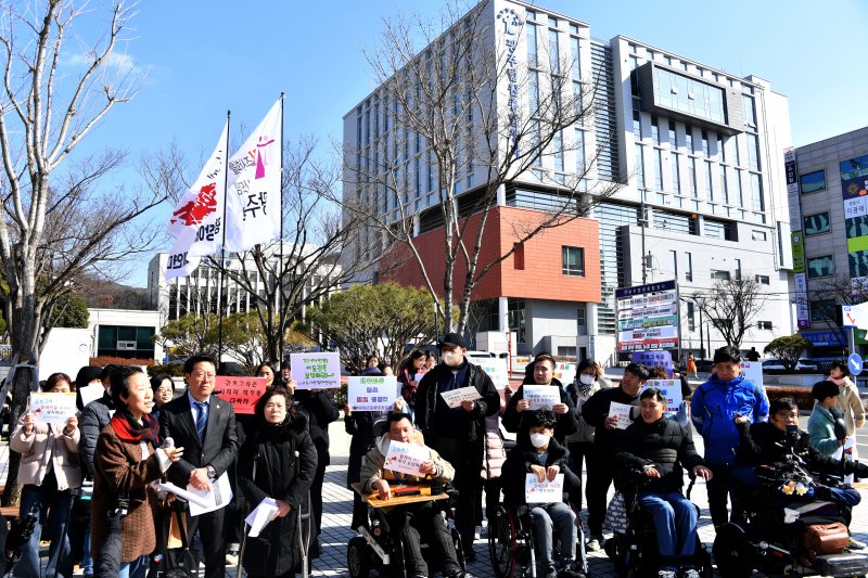 [광주=뉴시스] 변재훈 기자 = 광주장애인차별철폐 연대 회원과 공익소송 지원단체 변호사들이 20일 광주 동구 광주법원종합청사 앞에서 '시외고속버스 휠체어 탑승설비 도입' 관련 차별 구제소송에서 일부 승소한 직후 기자회견을 열어 입장을 발표하고 있다. 광주지법 제14민사부는 이날 장애인 5명이 국가·광주시·금호고속(금호익스프레스)에 낸 차별 구제 소송에서 원고 일부 승소 판결을 했다. 운수사가 오는 2040년까지 향후 15년간 시외버스 노선에 휠체어 탑승설비를 신규 도입 버스를 단계적으로 확충하라고 주문했으나, 국가와 지자체에 대한 