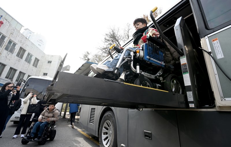 [광주=뉴시스] 변재훈 기자 = 광주지법 제14민사부가 29일 오전 광주 북구 동림동 광주시립장애인복지관에서 '고속버스 내 휠체어 탑승 설비 미비' 차별 구제 소송과 관련 현장 검증을 벌이고 있다. 검증 도중 휠체어에 탄 장애인이 탑승 설비를 갖춘 버스에서 하차하는 시연이 펼쳐지고 있다. 2023.11.29. wisdom21@newsis.com