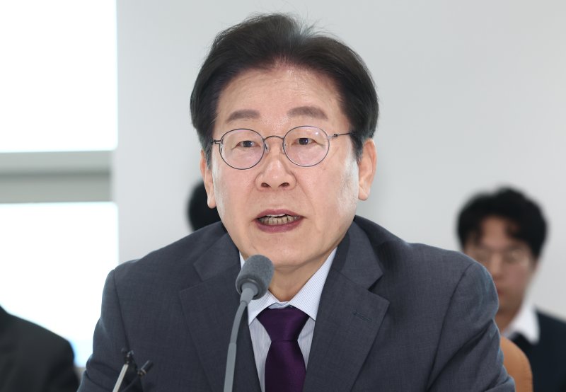 이재명 더불어민주당 대표가 20일 오전 충남 아산시 현대자동차 아산공장에서 열린 '자동차 산업 발전을 위한 현장간담회'에서 발언하고 있다. 2025.2.20/뉴스1 ⓒ News1 김민지 기자
