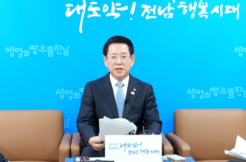 김영록 전라남도지사가 16일 오후 도청 기자실에서 기자간담회를 갖고 대통령 탄핵소추에 따른 ‘긴급 민생안정대책’을 밝히고 있다.(전남도 제공. 재판매 및 DB금지) 2024.12.16/뉴스1