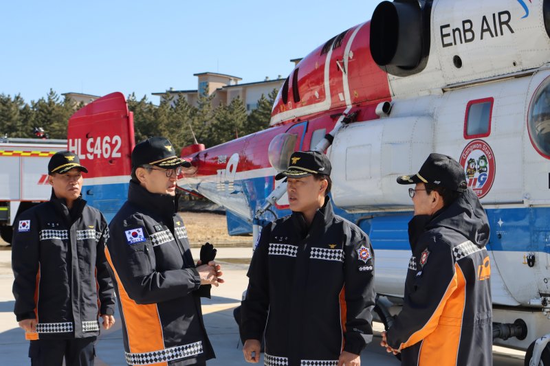 허석곤 소방청장(사진 가운데)이 20일 강릉 환동해특수대응단을 찾아 김승룡 강원소방본부장에게 산불 대비 상황에 대한 설명을 듣고 있다.(도소방본부 제공, 재판매 및 DB금지)