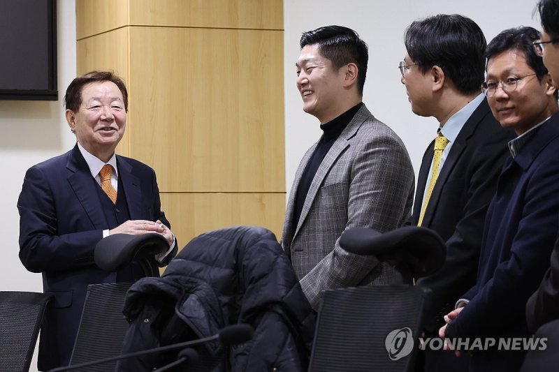 첫목회 개헌 토론회 참석한 성낙인 전 총장 (출처=연합뉴스)