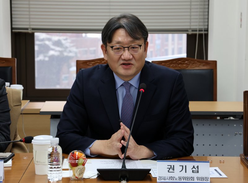 [서울=뉴시스] 배훈식 기자 = 권기섭 경제사회노동위원장이 12일 오전 서울 종로구 경사노위 회의실에서 열린 세대공감 사회적 대화 자문회의에서 인사말을 하고 있다. 2025.02.12. dahora83@newsis.com