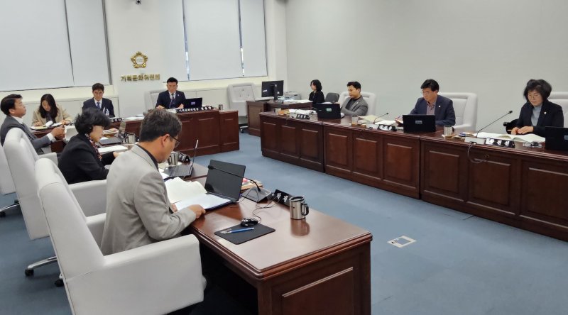 진주시의회 기획문화위원회가 20일 '진주대첩 역사공원의 관리 및 운영에 관한 조례안'에 대해 논의하고 있다. 2025.2.20/뉴스1 한송학기자