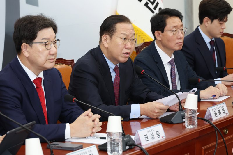 권영세 국민의힘 비상대책위원장이 20일 오전 서울 여의도 국회에서 열린 비상대책위위원회의에서 모두발언을 하고 있다. 2025.2.20/뉴스1 ⓒ News1 이광호 기자