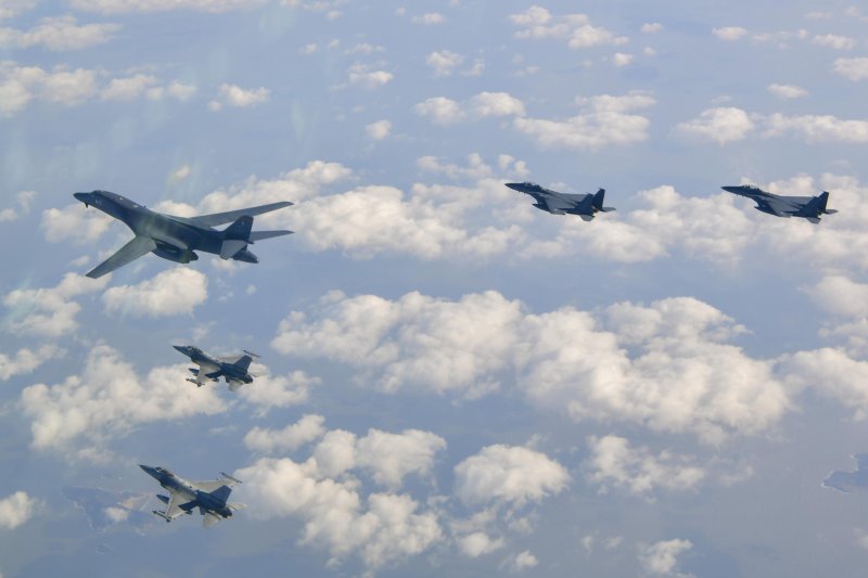 [서울=뉴시스] 국방부는 20일 미국 B-1B 전략폭격기가 전개한 가운데 한미 연합공중훈련을 실시했다고 밝혔다.이번 훈련은 올해 들어 처음으로 시행된 미 전략폭격기 전개 하 한미 연합공중훈련으로 우리 공군의 F-35A, F-15K 전투기와 미국의 F-16 전투기 등이 참여했다. (사진=국방부 제공) 2025.02.20. photo@newsis.com *재판매 및 DB 금지
