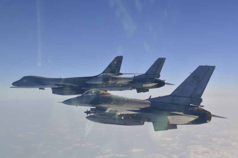 [서울=뉴시스] 국방부는 20일 미국 B-1B 전략폭격기가 전개한 가운데 한미 연합공중훈련을 실시했다고 밝혔다.이번 훈련은 올해 들어 처음으로 시행된 미 전략폭격기 전개 하 한미 연합공중훈련으로 우리 공군의 F-35A, F-15K 전투기와 미국의 F-16 전투기 등이 참여했다. (사진=국방부 제공) 2025.02.20. photo@newsis.com *재판매 및 DB 금지
