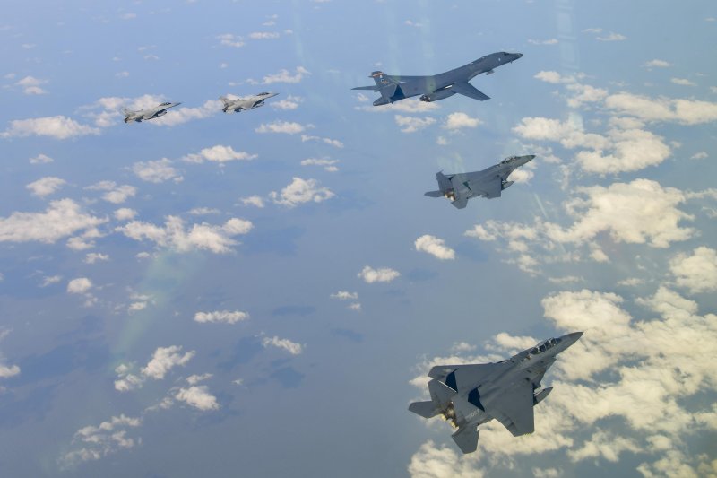[서울=뉴시스] 국방부는 20일 미국 B-1B 전략폭격기가 전개한 가운데 한미 연합공중훈련을 실시했다고 밝혔다.이번 훈련은 올해 들어 처음으로 시행된 미 전략폭격기 전개 하 한미 연합공중훈련으로 우리 공군의 F-35A, F-15K 전투기와 미국의 F-16 전투기 등이 참여했다. (사진=국방부 제공) 2025.02.20. photo@newsis.com *재판매 및 DB 금지
