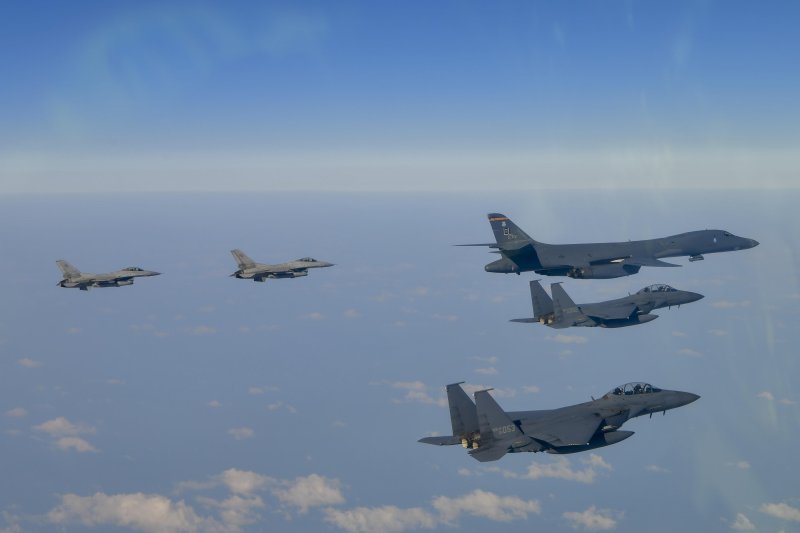 [서울=뉴시스] 국방부는 20일 미국 B-1B 전략폭격기가 전개한 가운데 한미 연합공중훈련을 실시했다고 밝혔다. 이번 훈련은 올해 들어 처음으로 시행된 미 전략폭격기 전개 하 한미 연합공중훈련으로 우리 공군의 F-35A, F-15K 전투기와 미국의 F-16 전투기 등이 참여했다. (사진=국방부 제공) 2025.02.20. photo@newsis.com *재판매 및 DB 금지