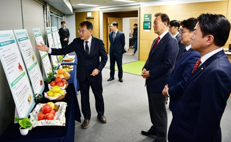 [세종=뉴시스]기후변화 대응 신품종 설명을 듣는 홍문표 한국농수산식품유통공사 사장. (사진= aT 제공) *재판매 및 DB 금지