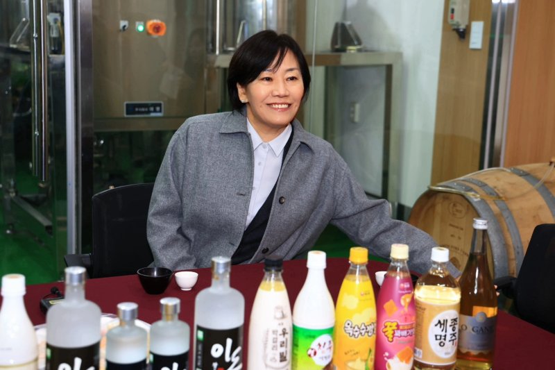송미령 농식품부 장관이 20일 청주 소재 '조은술세종'에 방문해 우리 쌀로 만든 전통주를 살펴보고 있다. (사진제공=농림축산식품부)