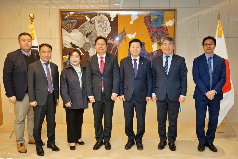 주오사카 총영사관 방문 후 기념촬영하는 모습.왼쪽에서 네번째부터 진창수 주오사카 대한민국 총영사, 김정겸 충남대 총장.(충남대 제공.재판매 및 DB금지)/뉴스1