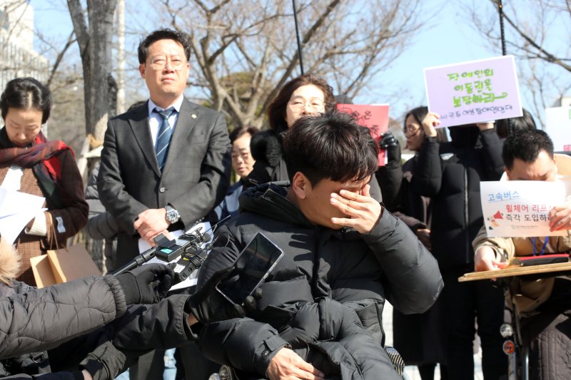 광주장애인차별철폐연대가 20일 오후 광주지방법원에서 고속버스 리프트 도입'을 요구한 소송에서 7년 만에 일부 승소를 거둔 후 기자회견을 진행하고 있다. 2025.2.20/뉴스1 ⓒ News1 박지현 기자