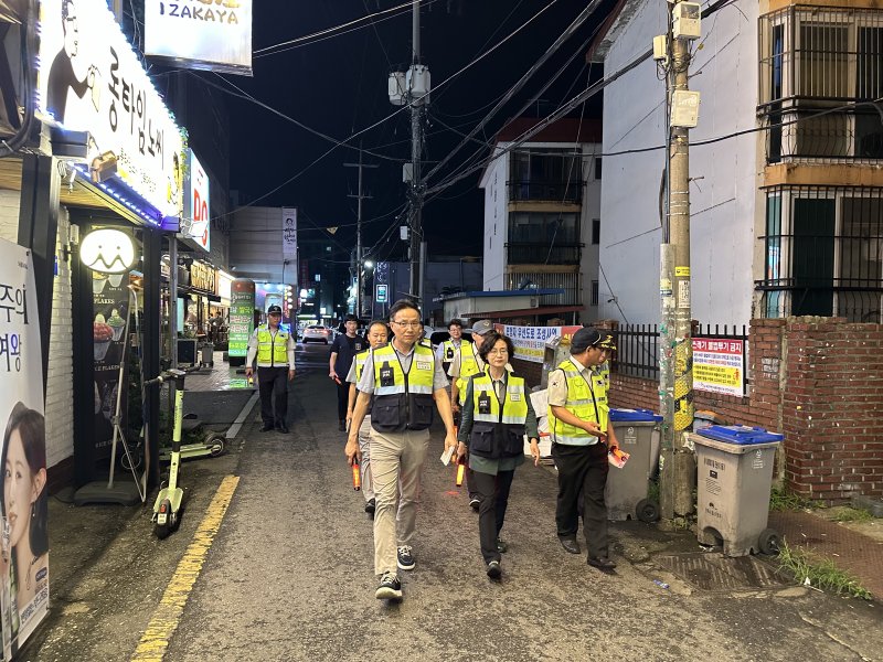 [전주=뉴시스] 전북도 자치경찰위원회는 전북대학교 주변에서 이연주 자치경찰위원장, 전주덕진경찰서 관계자, 정연후 전주덕진자율방범연합대장, 자율방범대원 등 30여명이 참석한 가운데 ‘자치경찰 도민안전순찰대 합동 순찰’을 실시했다. *재판매 및 DB 금지