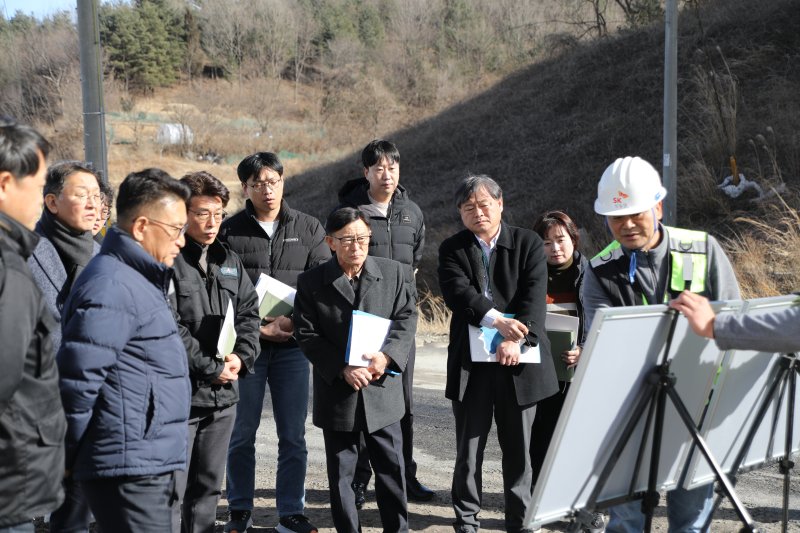 [양양=뉴시스] 양양군과 양양군의회는 동해북부선 철도공사(강릉-제진 구간)에서 발생하는 발파석 수송 및 건설 장비 차량 통행으로 인한 피해를 예방하기 위해 합동 현장점검을 실시하고 있다. (사진=뉴시스) photo@newsis.com 2025.02.20. *재판매 및 DB 금지