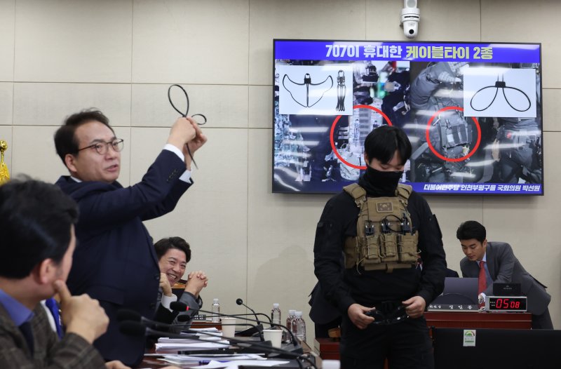 [서울=뉴시스] 고승민 기자 = 박선원 더불어민주당 의원이 20일 서울 여의도 국회에서 열린 제422회 국회(임시회) 국방위원회 제3차 전체회의에서 케이블타이 방식의 플라스틱 수갑을 들어 보이며 발언하고 있다. 2025.02.20. kkssmm99@newsis.com