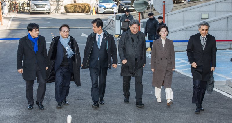[서울=뉴시스] 사진공동취재단 = 이성윤 더불어민주당 의원과 박민정 조국혁신당 의원을 비롯한 국회 탄핵소추위원단이 20일 서울 종로구 헌법재판소에서 열린 윤석열 대통령 탄핵심판 10차 변론기일에 참석하고 있다. 2025.02.20. photo@newsis.com