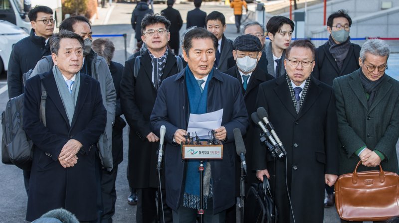[서울=뉴시스] 사진공동취재단 = 정청래 국회 탄핵소추위원장이 20일 서울 종로구 헌법재판소에서 열린 윤석열 대통령 탄핵심판 10차 변론기일에 출석해 입장을 밝히고 있다. 2025.02.20. photo@newsis.com
