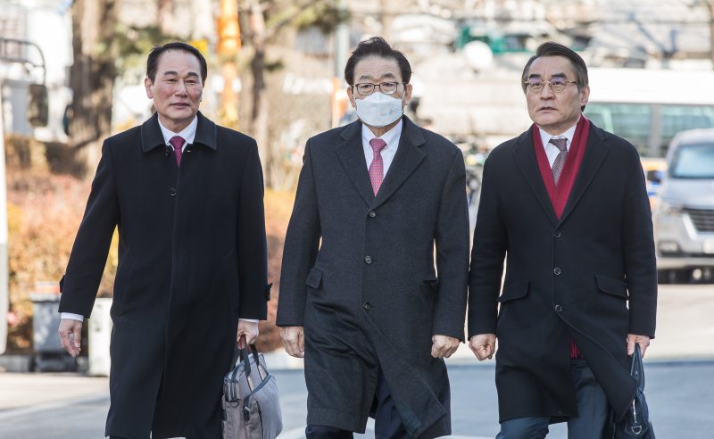 [서울=뉴시스] 사진공동취재단 = 배보윤 변호사를 비롯한 윤석열 대통령 측 변호인단이 20일 서울 종로구 헌법재판소에서 열린 윤석열 대통령 탄핵심판 10차 변론기일에 출석하고 있다. 2025.02.20. photo@newsis.com