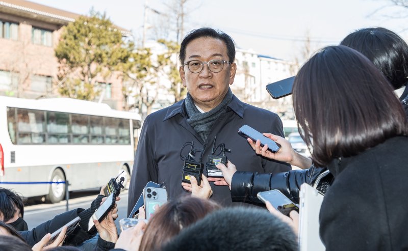 [서울=뉴시스] 사진공동취재단 = 윤석열 대통령 측 변호인인 석동현 변호사가 20일 서울 종로구 헌법재판소에서 열린 윤석열 대통령 탄핵심판 10차 변론기일에 출석하며 취재진의 질문에 답하고 있다. 2025.02.20. photo@newsis.com