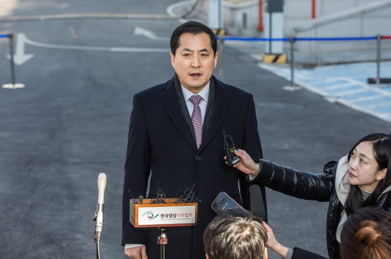 [서울=뉴시스] 사진공동취재단 = 박대출 국민의힘 의원이 20일 서울 종로구 헌법재판소에서 열린 윤석열 대통령 탄핵심판 10차 변론기일에 참석하며 취재진의 질문에 답하고 있다. 2025.02.20. photo@newsis.com