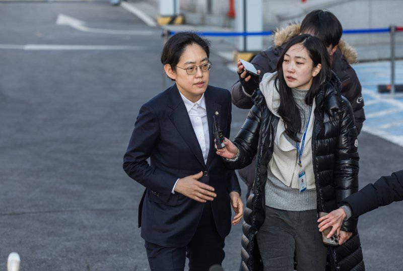 [서울=뉴시스] 사진공동취재단 = 조지연 국민의힘 의원이 20일 서울 종로구 헌법재판소에서 열린 윤석열 대통령 탄핵심판 10차 변론기일에 참석하고 있다. 2025.02.20. photo@newsis.com