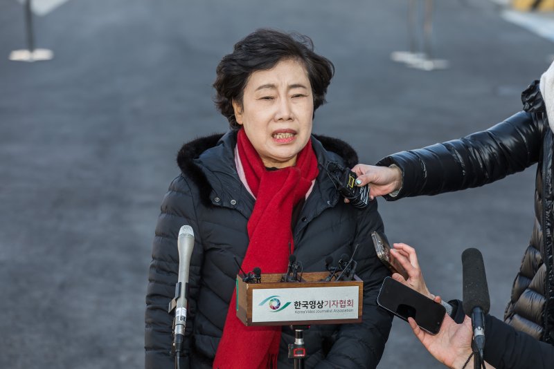 [서울=뉴시스] 사진공동취재단 = 조배숙 국민의힘 의원이 20일 서울 종로구 헌법재판소에서 열린 윤석열 대통령 탄핵심판 10차 변론기일에 참석하며 취재진의 질문에 답하고 있다. 2025.02.20. photo@newsis.com
