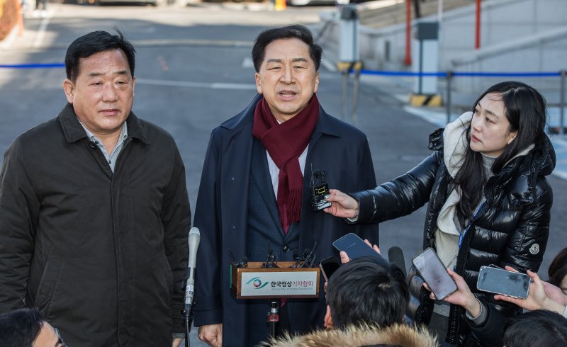 [서울=뉴시스] 사진공동취재단 = 김기현 국민의힘 의원이 20일 서울 종로구 헌법재판소에서 열린 윤석열 대통령 탄핵심판 10차 변론기일에 참석하며 취재진의 질문에 답하고 있다. 2025.02.20. photo@newsis.com