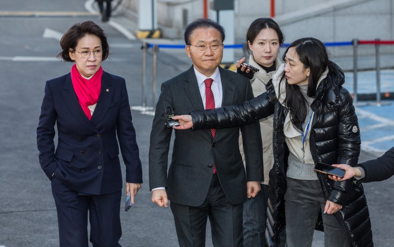 [서울=뉴시스] 사진공동취재단 = 국민의힘 이인선, 윤재옥 의원이 20일 서울 종로구 헌법재판소에서 열린 윤석열 대통령 탄핵심판 10차 변론기일에 참석하고 있다. 2025.02.20. photo@newsis.com