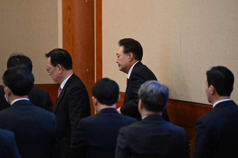 [서울=뉴시스] 사진공동취재단 = 윤석열 대통령이 20일 오후 서울 종로구 헌법재판소에서 열린 탄핵심판 10차 변론에 출석하고 있다. 2025.02.20. photo@newsis.com