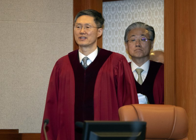 [서울=뉴시스] 사진공동취재단 = 문형배 헌법재판소장 권한대행과 헌법재판관들이 20일 오후 서울 종로구 헌법재판소 대심판정에서 열린 윤석열 대통령 탄핵심판 10차 변론기일에 참석하고 있다. 2025.02.20. photo@newsis.com
